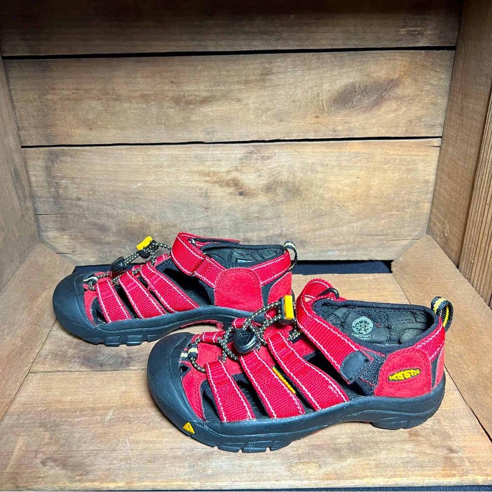 Keen Youth Newport H2 Red Grey Sport Sandals Size 1 Waterproof